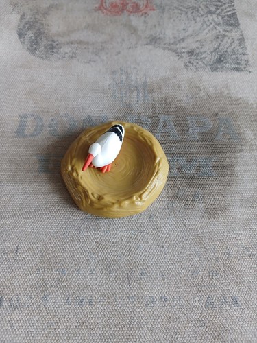 Cigogne assise avec nid - avec,