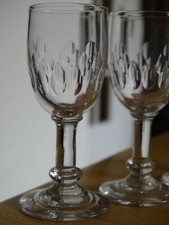 4 ANCIENS VERRES A LIQUEUR