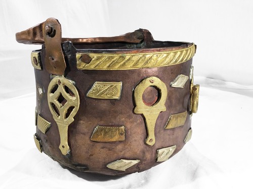 Ancien chaudron alchimiste
