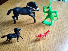 Lot de 4 figurines, personnages, chevaux anciens  en bon état