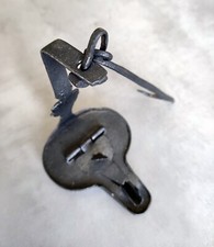 ANCIENNE LAMPE A HUILE EN FER