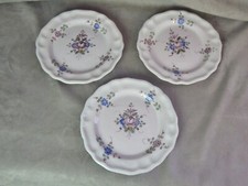 Lot de 3 ASSIETTES en faïence de Martres Tolosane. Décor central floral.