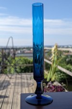 Vase soliflore bleu sur piedouche