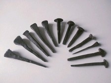 Lot de 12 anciens clous en fer