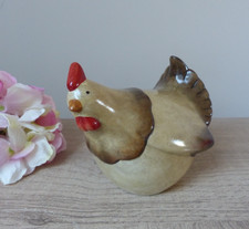 Poule beige et marron