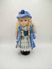 Jolie poupée en porcelaine