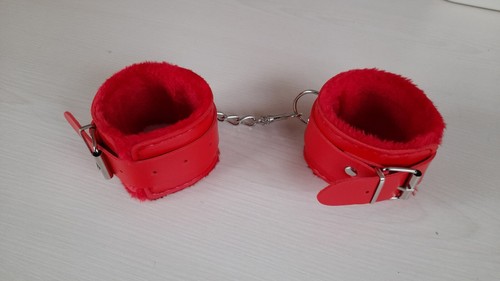 Menottes handcuffs rouges cuir - menottes,