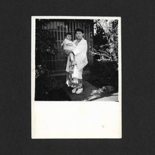 Jeune femme porte bébé dans