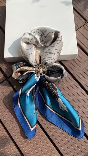 Foulard carré élégant