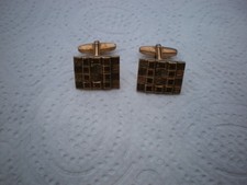 une paire de boutons de manchettes en plaqué or pour homme