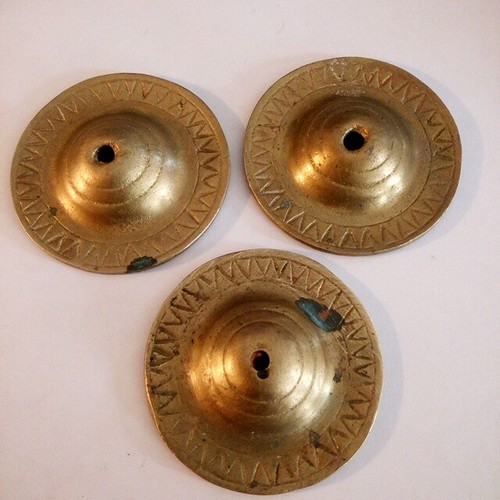 Trois coupelles pour - , lustre