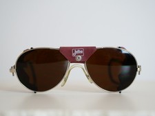 Paire de lunettes de soleil