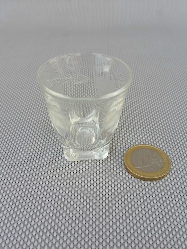 Petit verre ancien à - 1,