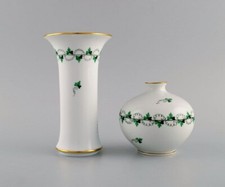 Deux vases Herend en porcelaine peinte à la main. Mid-20th century