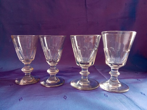 Quatre verres cave a - ,