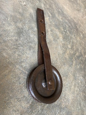 Ancienne poulie sur tige en