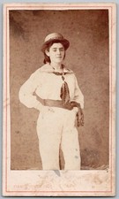 CDV 1865 Femme tenue masculine