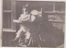 PHOTO ANCIENNE BEBE avec un joli RUBAN dans sa chaise haute- habillé en laine