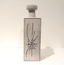 Bouteille à section carrée