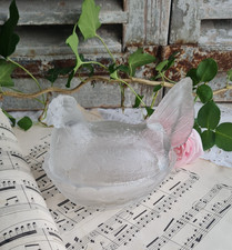 ANCIENNE POULE EN VERRE DANS