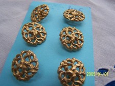 Lot de 6 boutons anciens ajourés. Couleur doré.  N°739