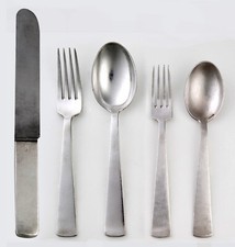 Un couvert Deetjen en métal