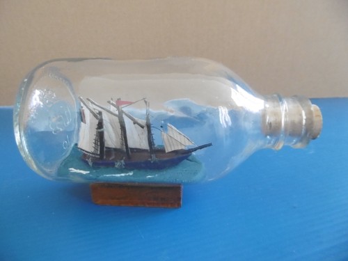 Petit bateau dans - petit, bouteille