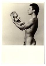 Photographer: Paul Blanca, 1984, Paul en Benno, man standing naked with baby