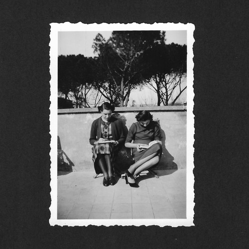 Deux femmes assises terrasse