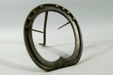  CADRE photo ou miroir, à poser, fer à cheval métal et clous, ancien