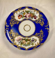 Belle soucoupe en porcelaine