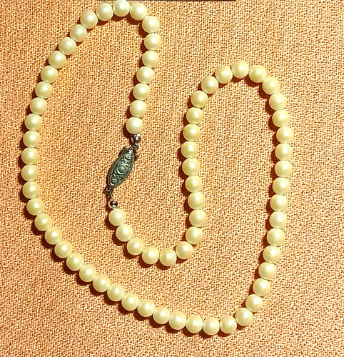 Collier perles - un,