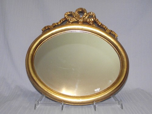 Miroir ovale dans son cadre