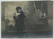 Enfant posant chez le