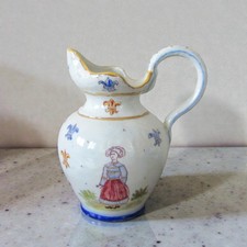 Desvres. Fourmaintraux Frères. Pichet en faïence décor de personnages, XIXe