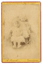 PHOTO CABINET Provost in Toulouse, two children sitting on an armchair