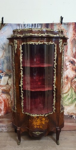 Vitrine galbée style louis - louis, xv