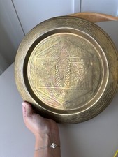 Plateau rond en laiton gravé