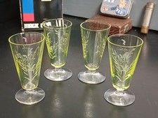 Verres à liqueur en ouraline
