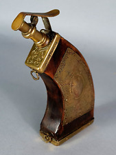 Poire à poudre Romulus, Remus & louve bois laiton XIXe siècle. Bon état C055