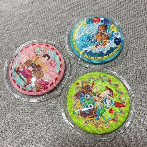 Lot badges en - de, 3