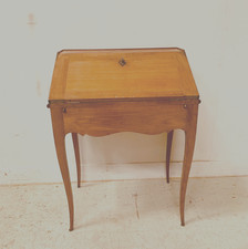 bureau de dame en merisier massif à tiroirs latéral  . XX siècle .