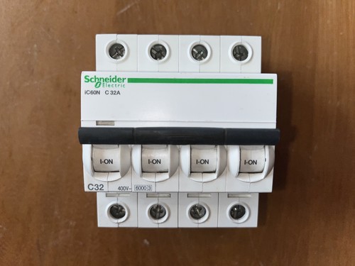 Disjoncteur tetrapolaire 32a - tetrapolaire,