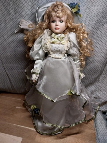 Poupée porcelaine - poupée,