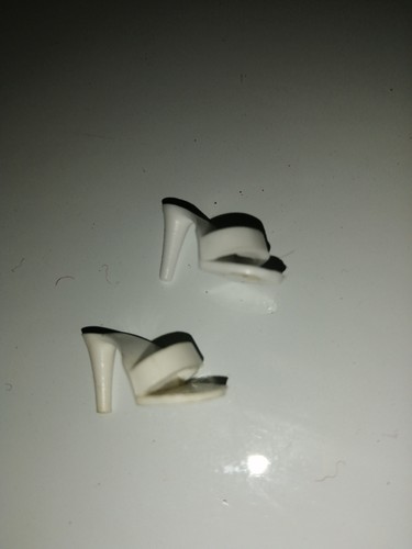 Anciens escarpins blancs