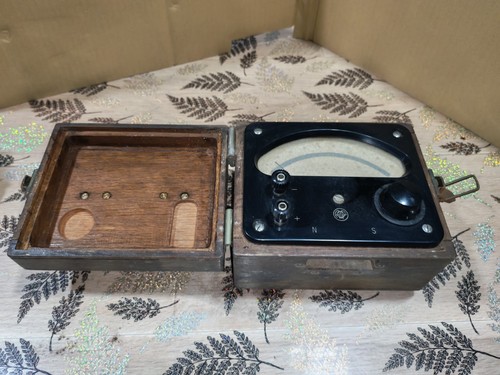 Voltmetre aoip ww2 caisse en - ,