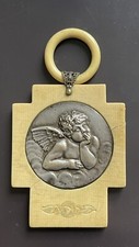 Médaille de berceau vintage Croix centrée d'un ANGE pensif en métal repoussé