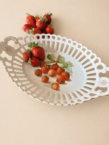 Grand plat ajouré - , fraises