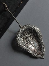 Openwork and Engraved Silver Pie Spoon/Shovel. Weight: 74g