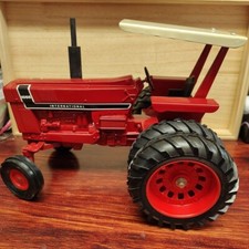 Ertl 1/16 International 1066 Black Stripe WF Tractor w/ROPS Canopy & Duals GUC